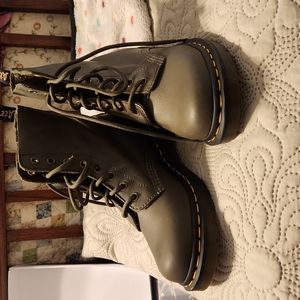 Olive/army green Dr. Martens Pascal! Size 7 , worn once. Super soft leather.